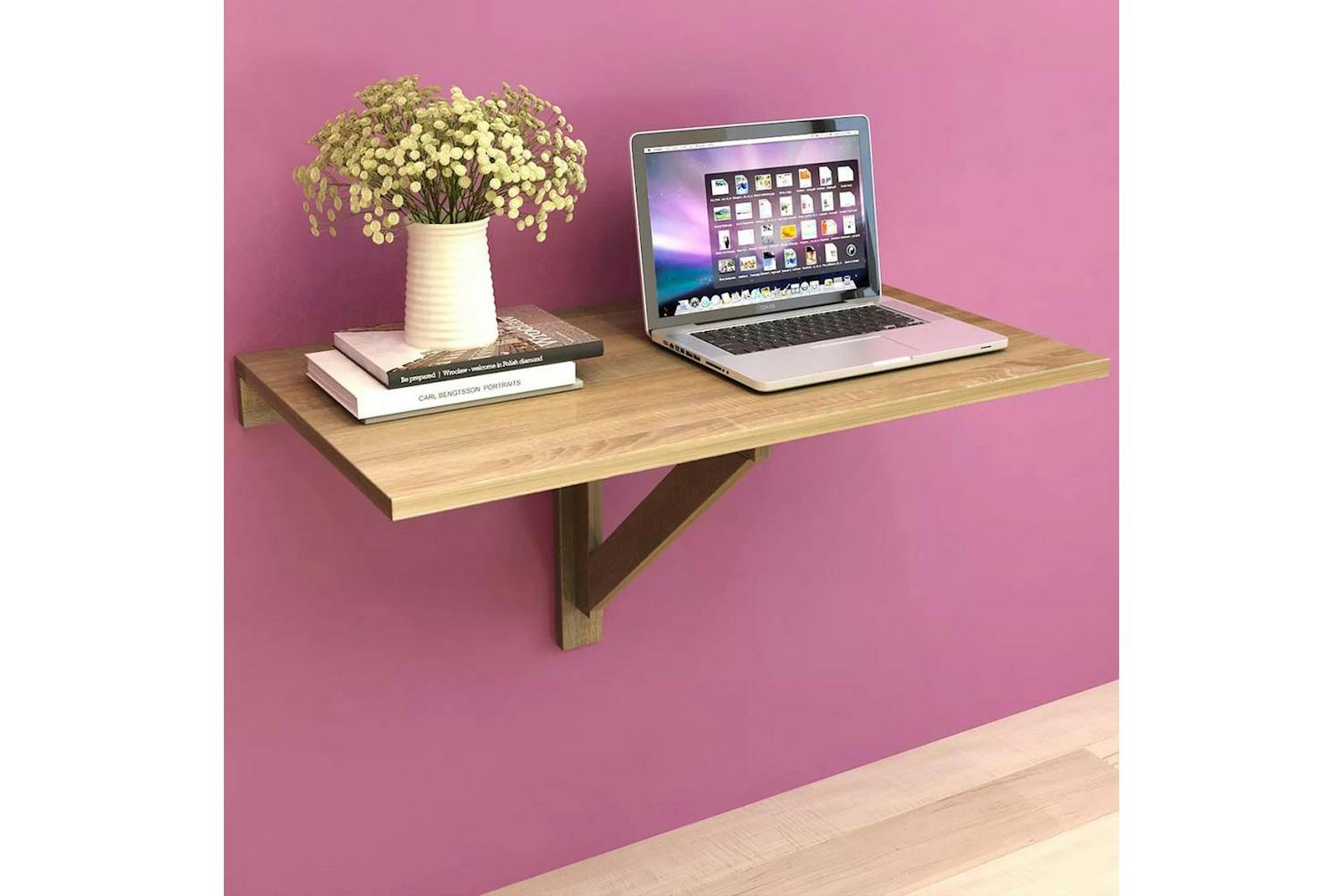 Ett väggmonterat klaffbord är en smart lösning för hallar och andra rum där det inte passar med ett fast skrivbord.